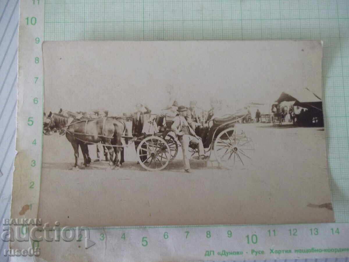 Παλιά φωτογραφία ανδρών με άμαξα