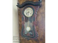 Ceas de perete antic cu pendul, carcasă frumoasă din lemn cu elemente