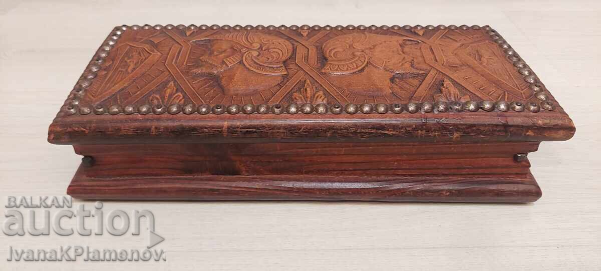 Cutie din lemn vintage cu capac îmbrăcat în piele pentru cunoscători cu preț € 34.00 | 66.50 BGN
