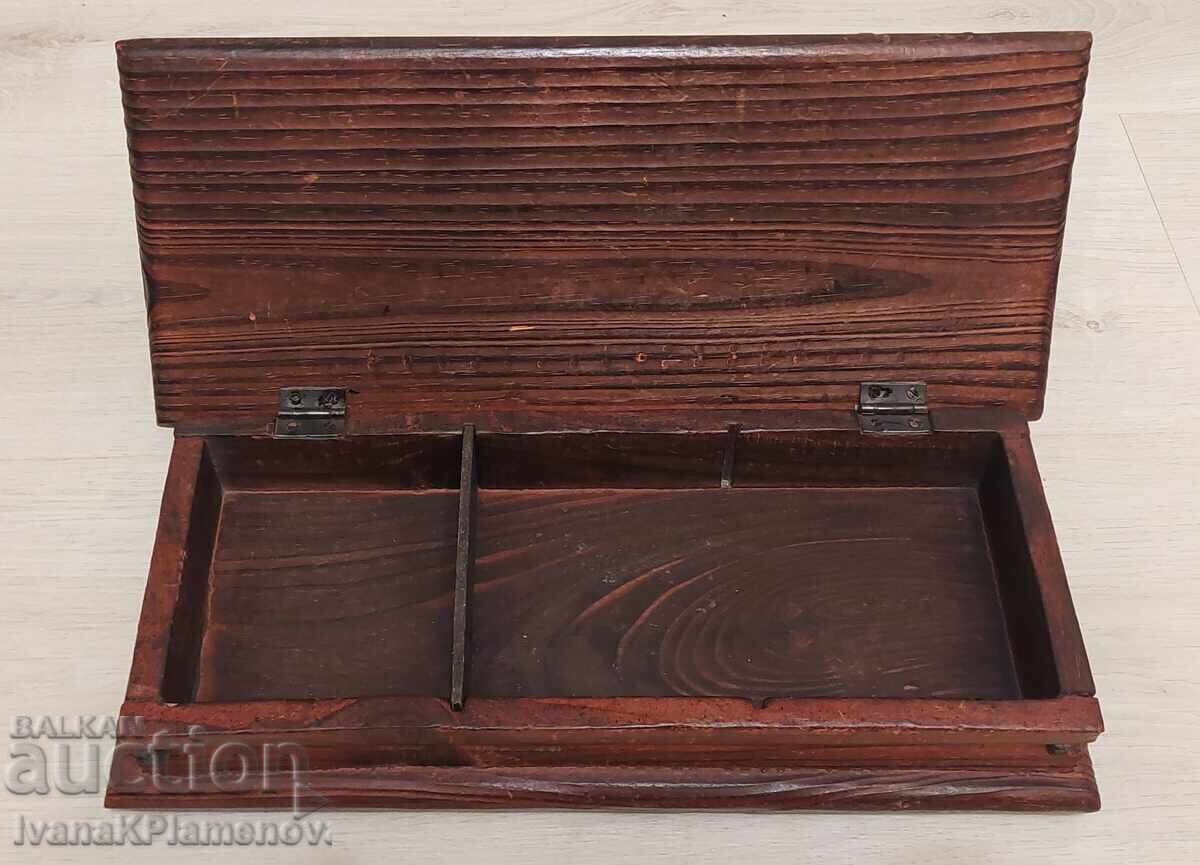 Доставка на Кутия дървена винтидж капак облечен с кожа за ценители