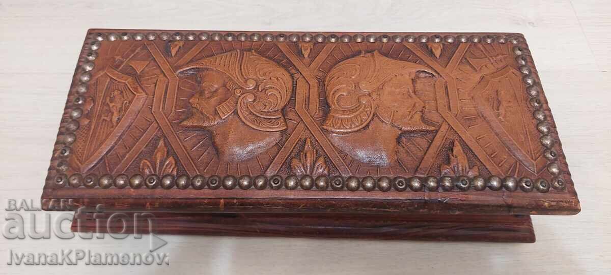 Кутия дървена винтидж капак облечен с кожа за ценители