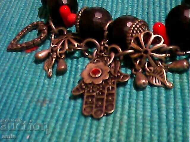 красива гривна със посребрени талисмани с цена € 3.00 | 5.87 лв.