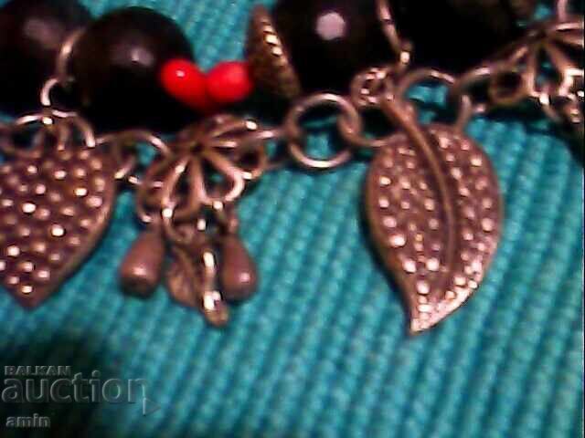 Доставка на красива гривна със посребрени талисмани