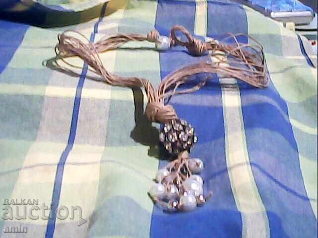 frumos colier din perle și cristale