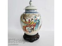 Borcan chinezesc pentru ghimbir pe suport de lemn