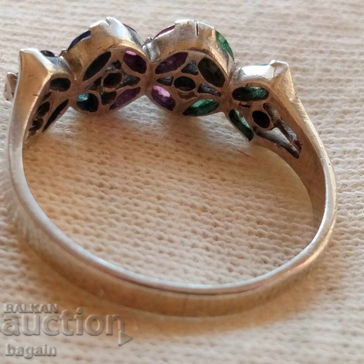 Livrarea Inel cu smaralde, rubine și safire. Argint