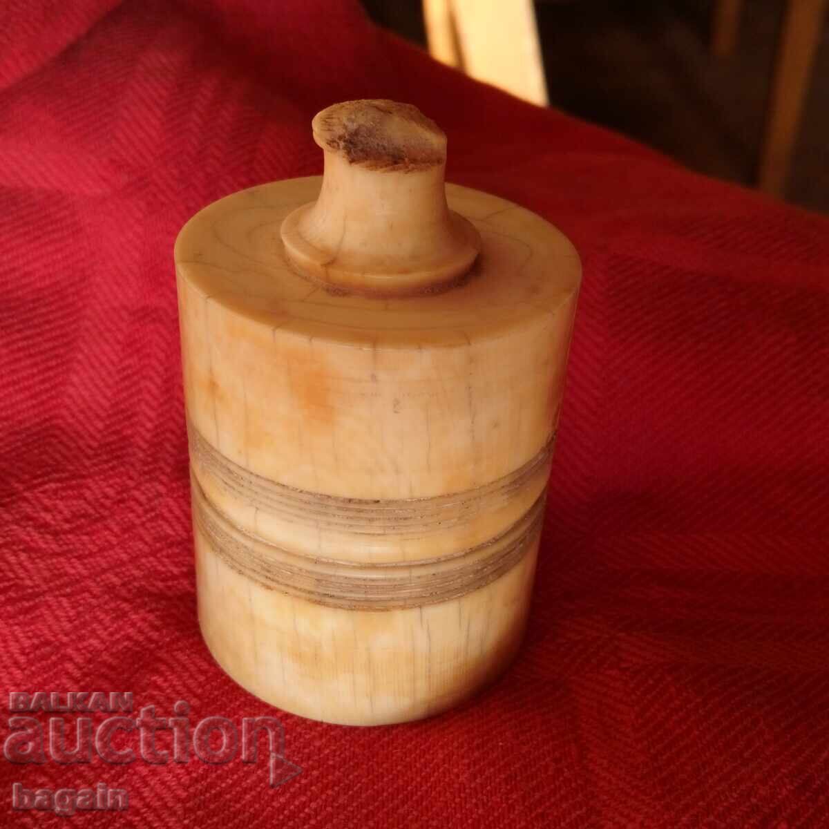 Уникален предмет от слонова кост. с цена € 50.00 | 97.79 лв.