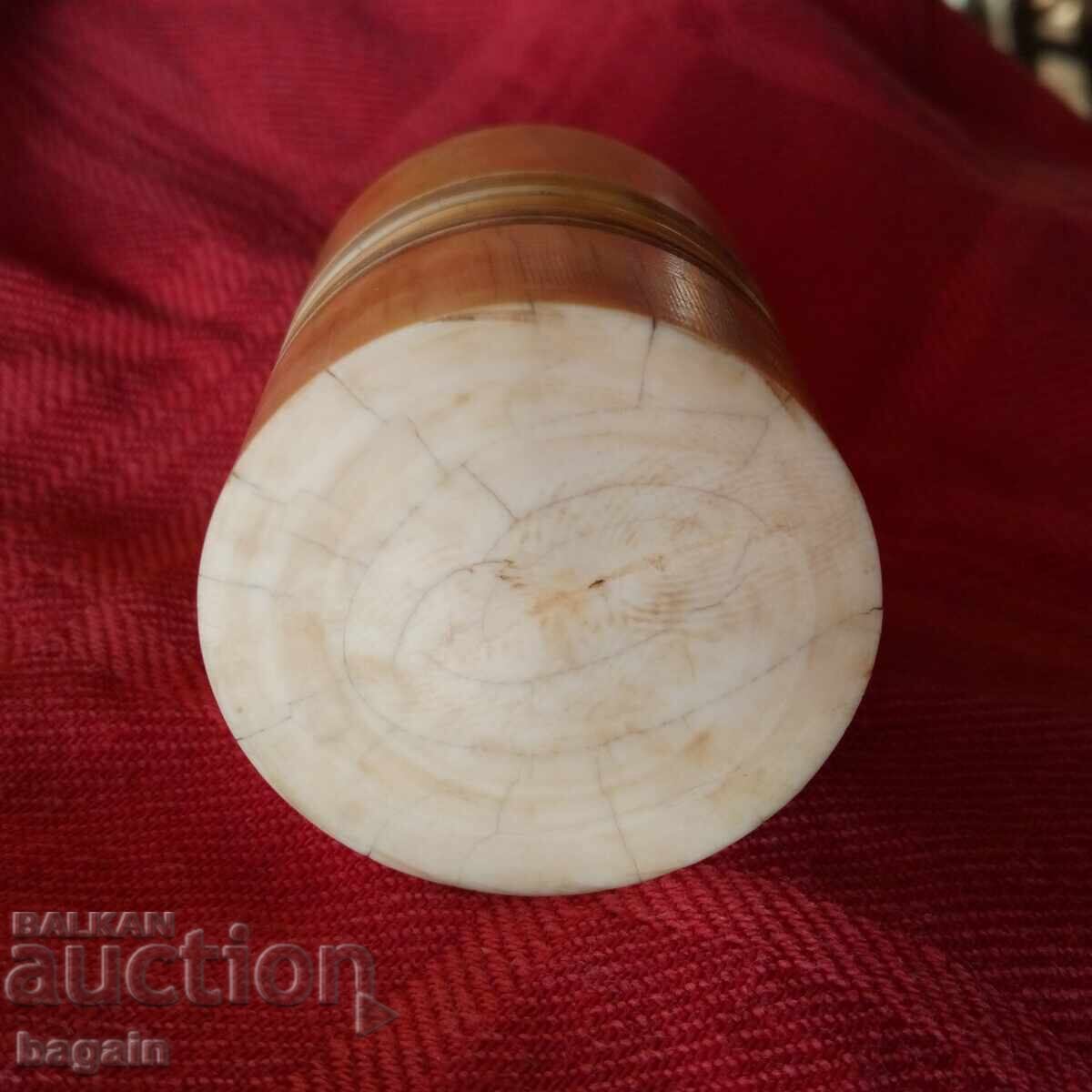 Аукцион Уникален предмет от слонова кост.