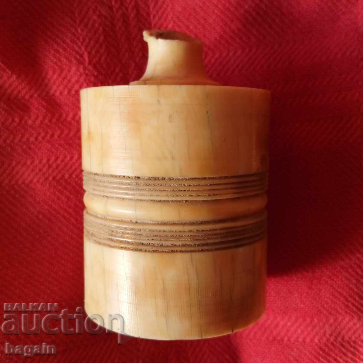 Доставка на Уникален предмет от слонова кост.