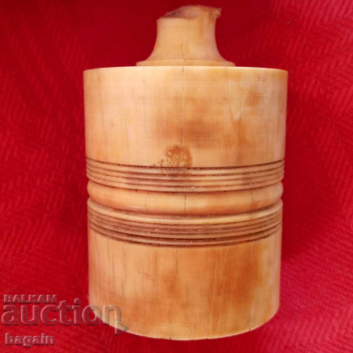 Уникален предмет от слонова кост.