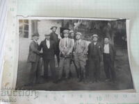 Снимка на мъже пред къща до дърво стара