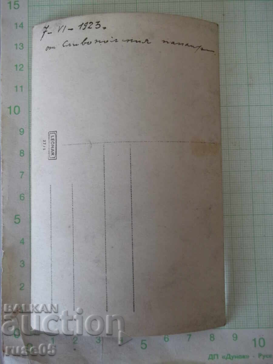 Fotografie veche cu patru bărbați într-un studio foto cu preț € 2.56 | 5.01 BGN