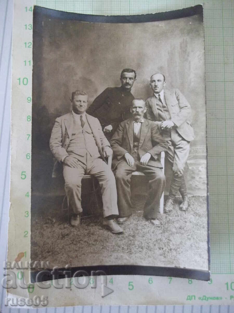 Fotografie veche cu patru bărbați într-un studio foto