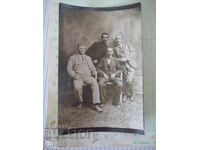 Fotografie veche cu patru bărbați într-un studio foto