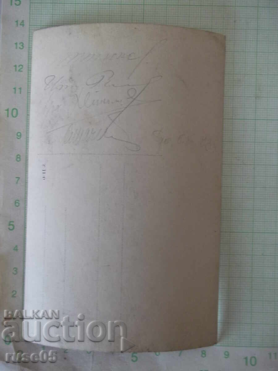 Аукцион Снимка на четирима мъже на пейка във фотостудио стара