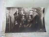 Снимка на четирима мъже и две жени във фотостудио стара