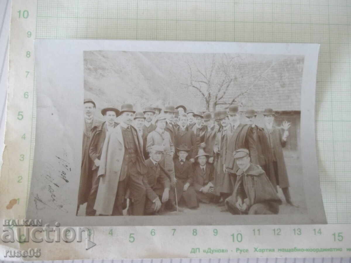 Παλιά φωτογραφία ανδρών με καπέλα μπομπέ