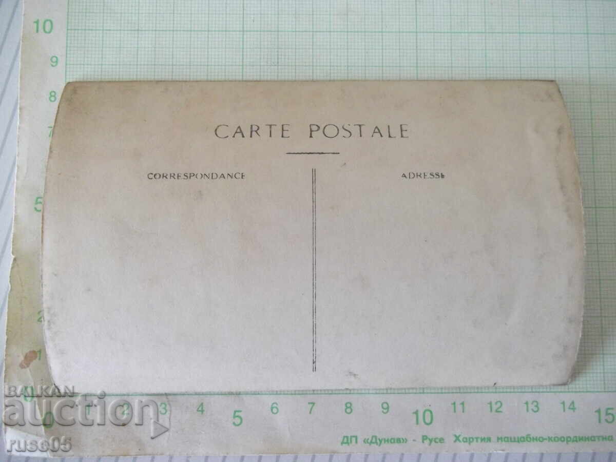 Fotografie cu doi bărbați și două femei cu un copil în fața unei case vechi cu preț € 1.53 | 2.99 BGN