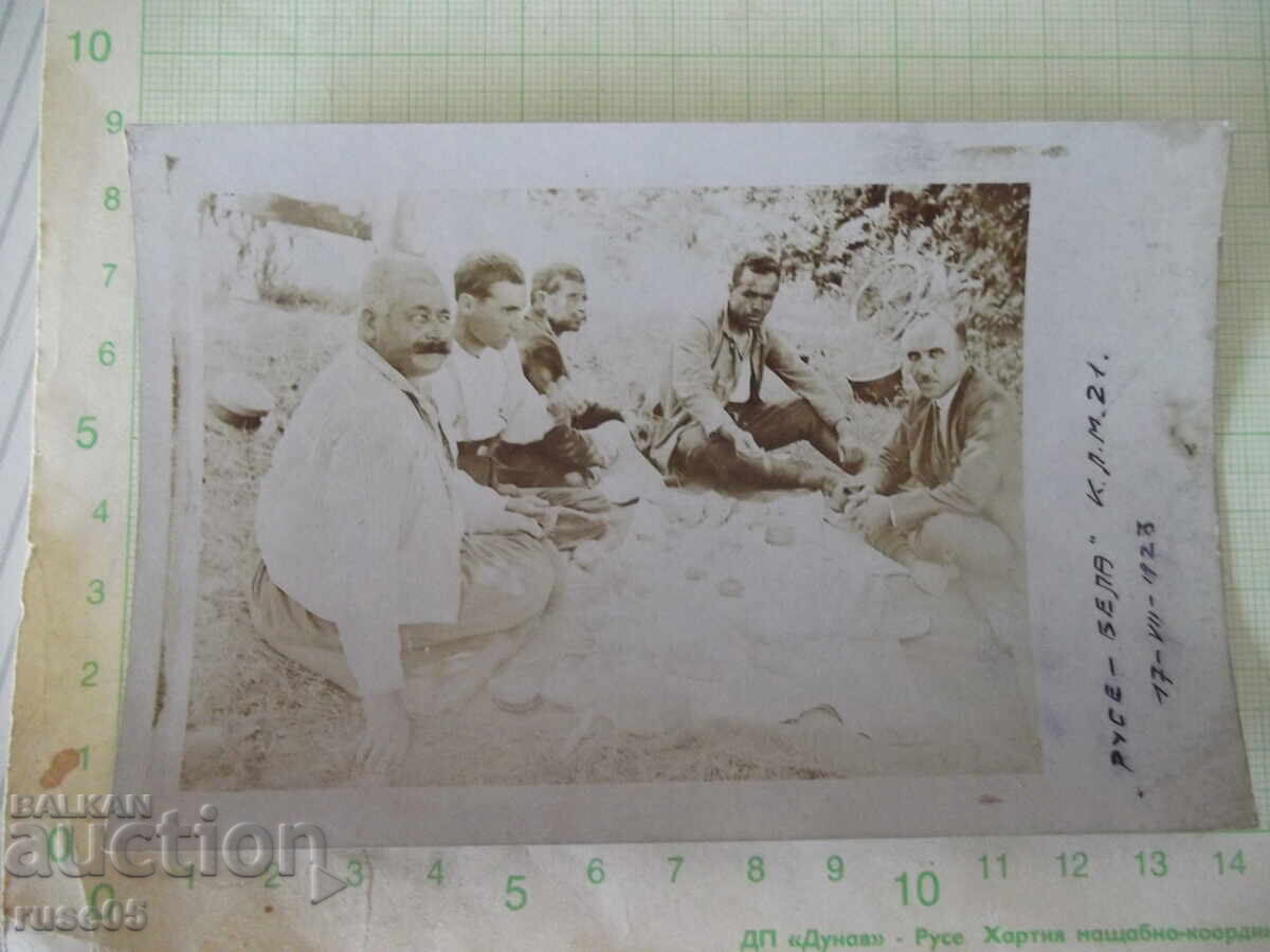 Φωτογραφία πέντε ανδρών κατά τη διάρκεια διακοπών, παλιά