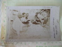 Снимка на петима мъже по време на почивка стара