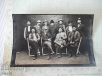 Снимка на единадесет мъже във фотостудио стара