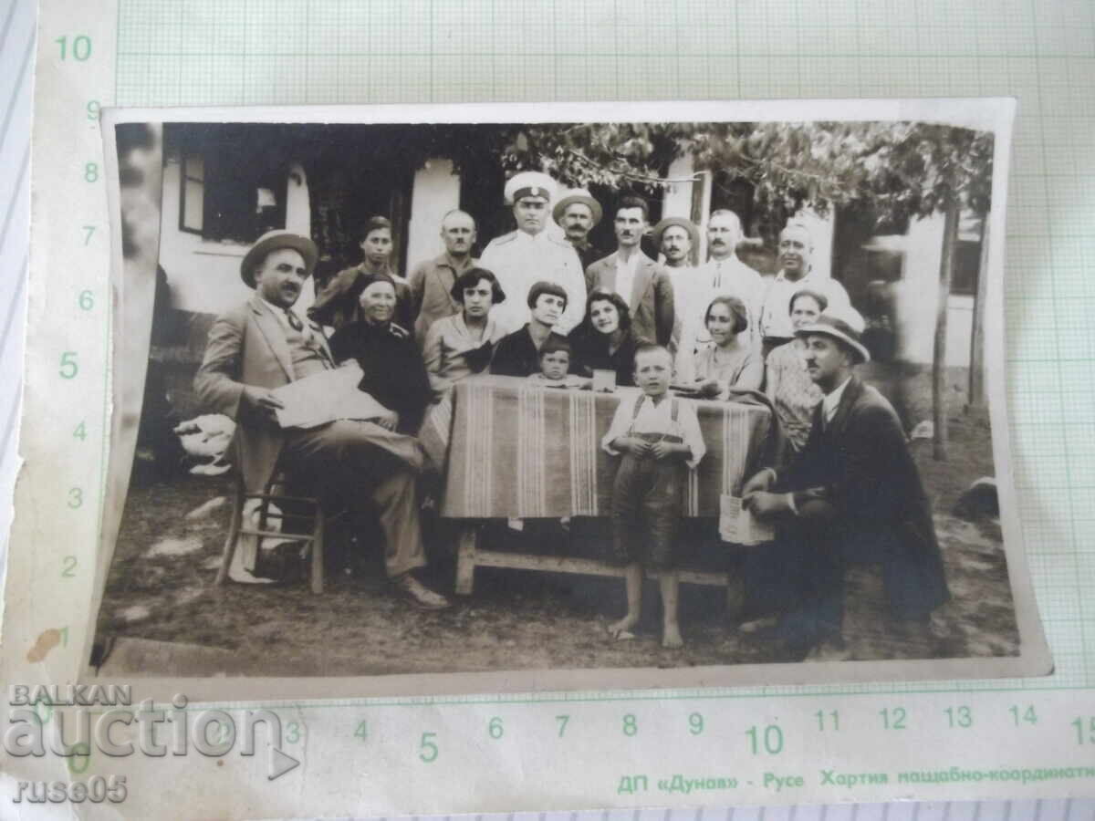 Снимка на група на маса пред къща стара