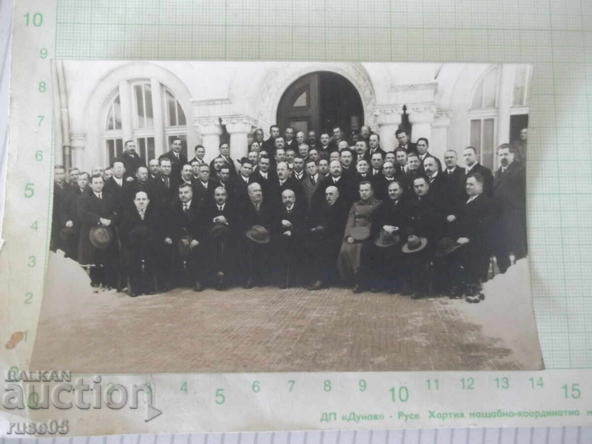 Снимка на група достолепни господа пред сграда стара