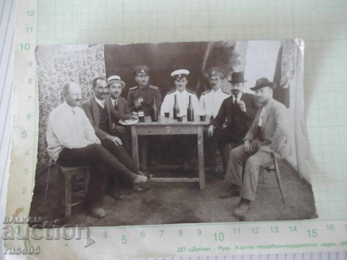 Φωτογραφία οκτώ ανδρών κατά τη διάρκεια γεύματος, παλιά