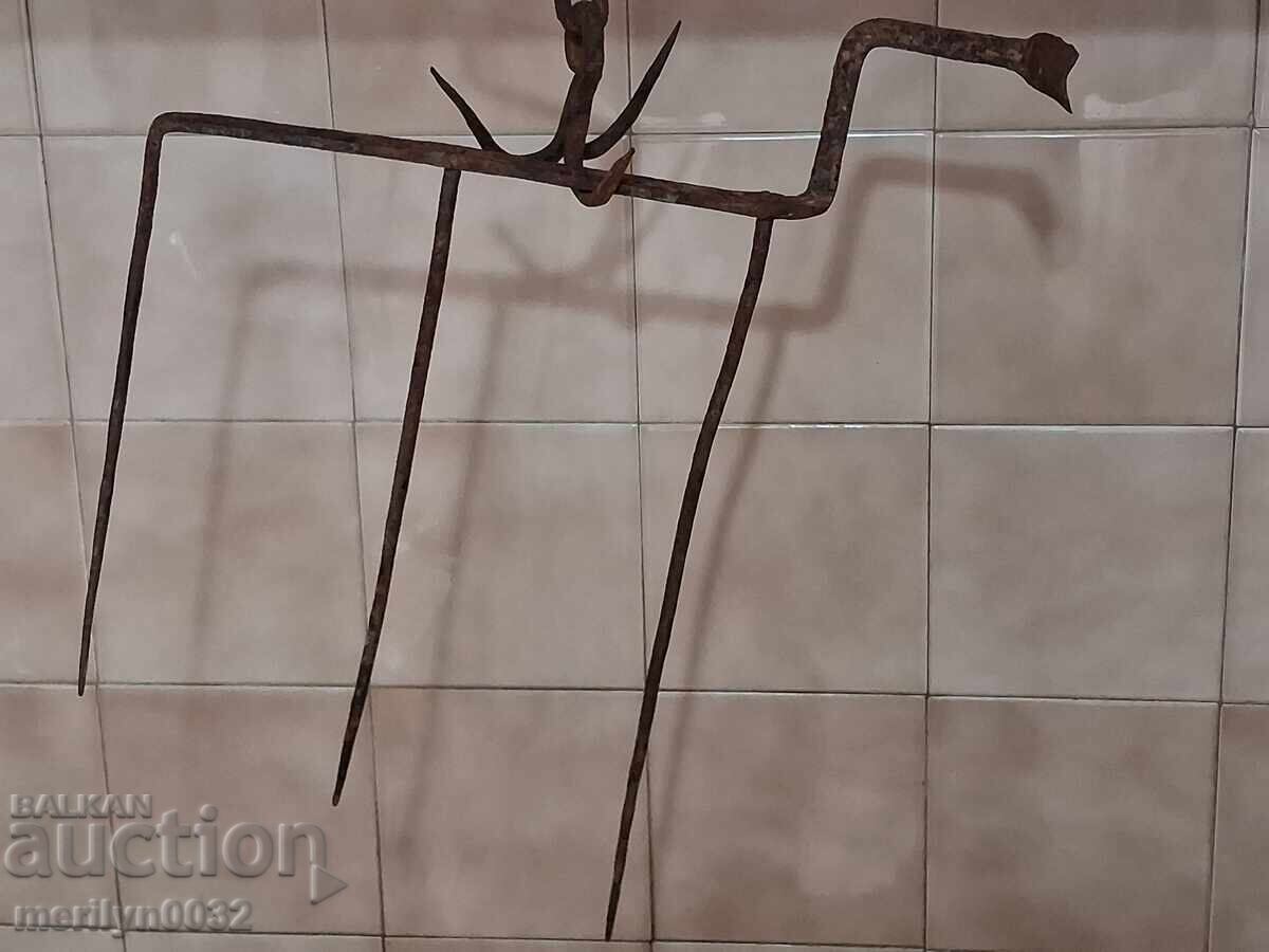 Licitație Căsuță veche, unealtă din fier forjat