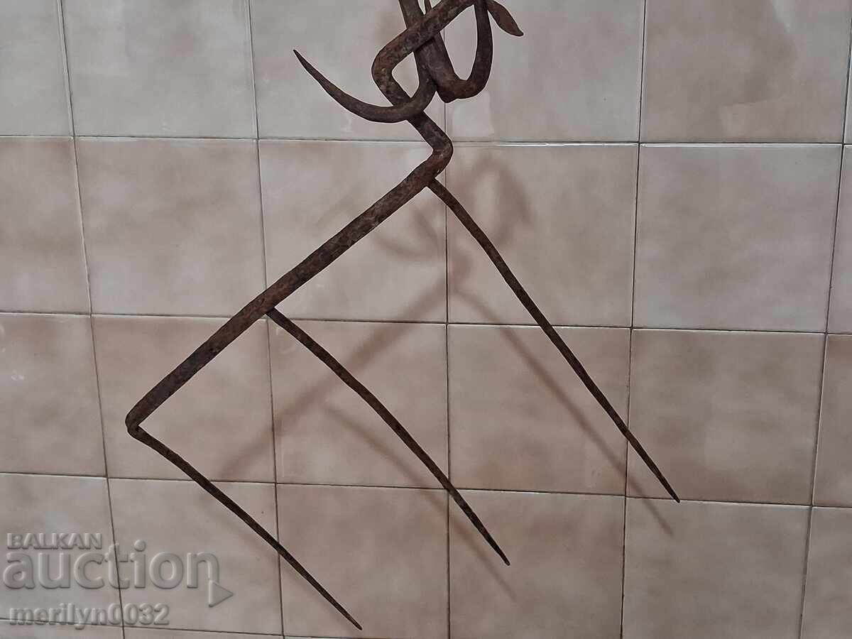 Livrarea Căsuță veche, unealtă din fier forjat