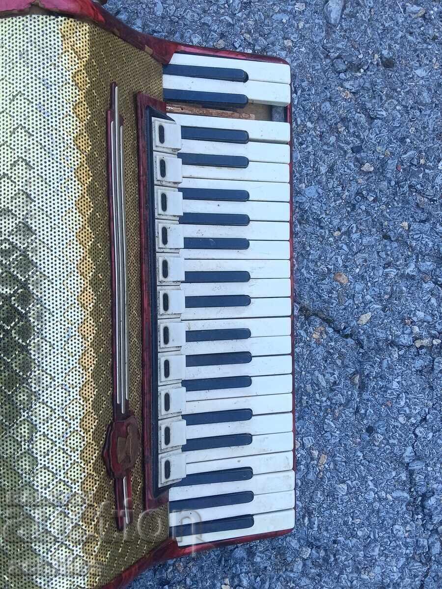 Доставка на Акордеон Weltmeister 120 баса за части .ремонт