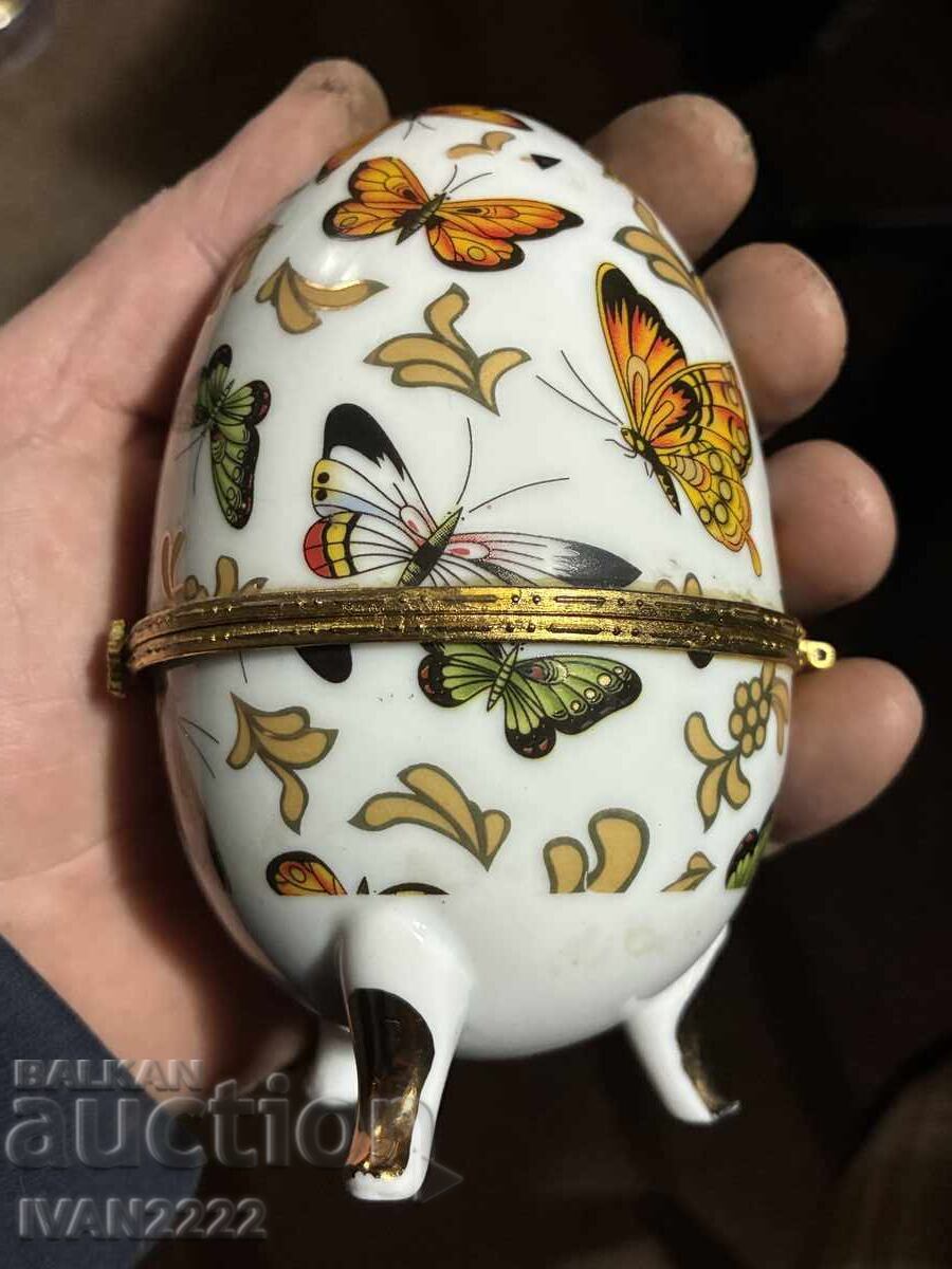 Vând ou vechi din porțelan cu preț € 15.00 | 29.34 BGN Vând ou vechi din porțelan cu preț € 15.00 | 29.34 BGN