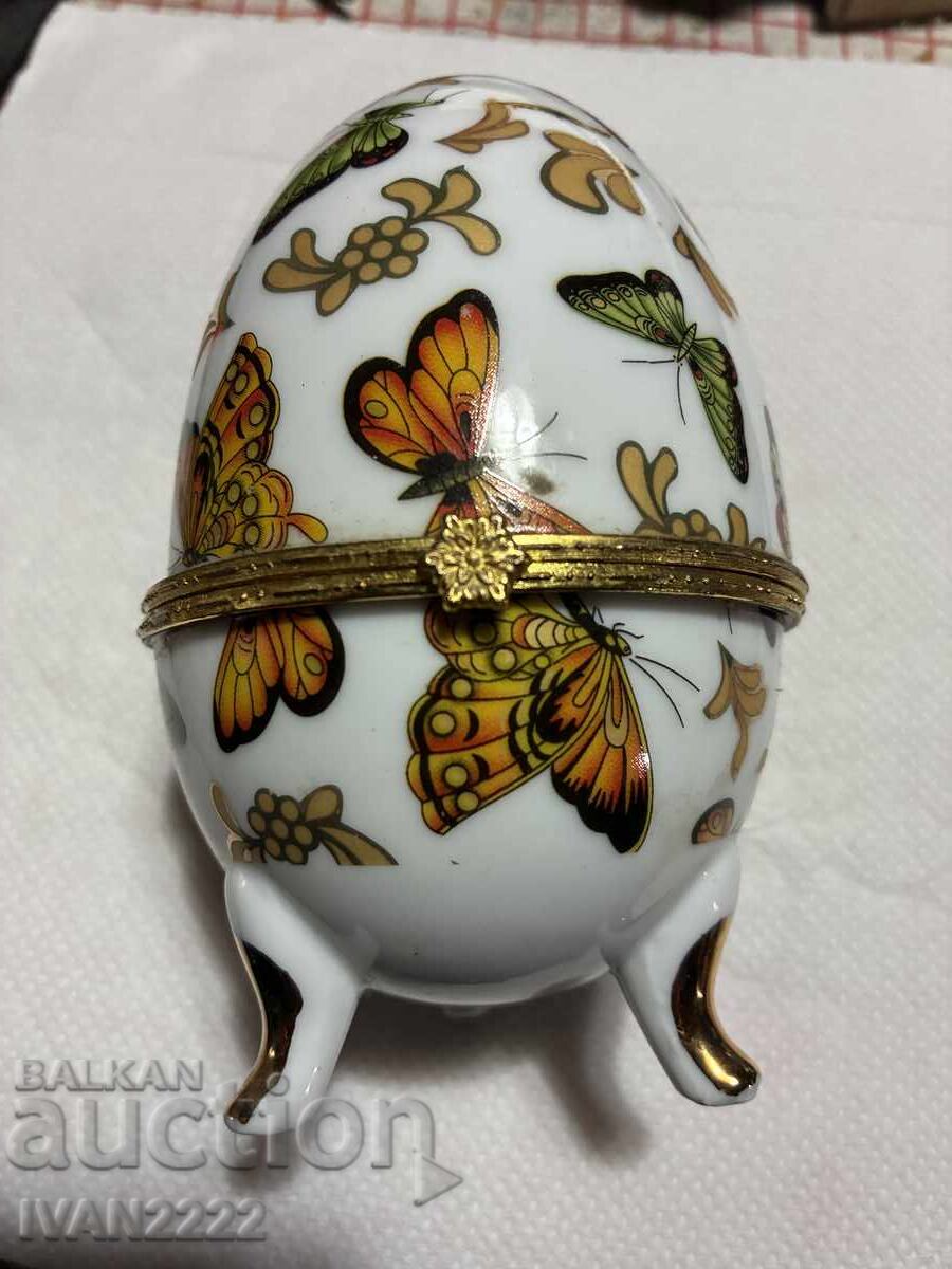 Vând ou vechi din porțelan