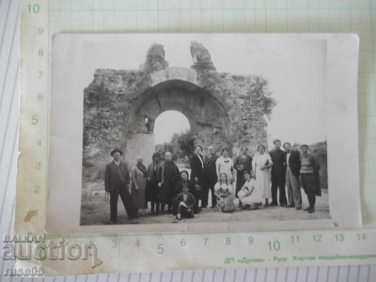 Снимка на група пред "Камилите" Хисаря стара