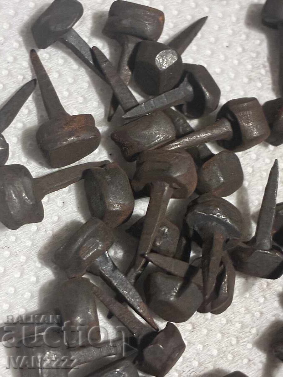 Πωλούνται παλιά καρφιά για παπούτσια