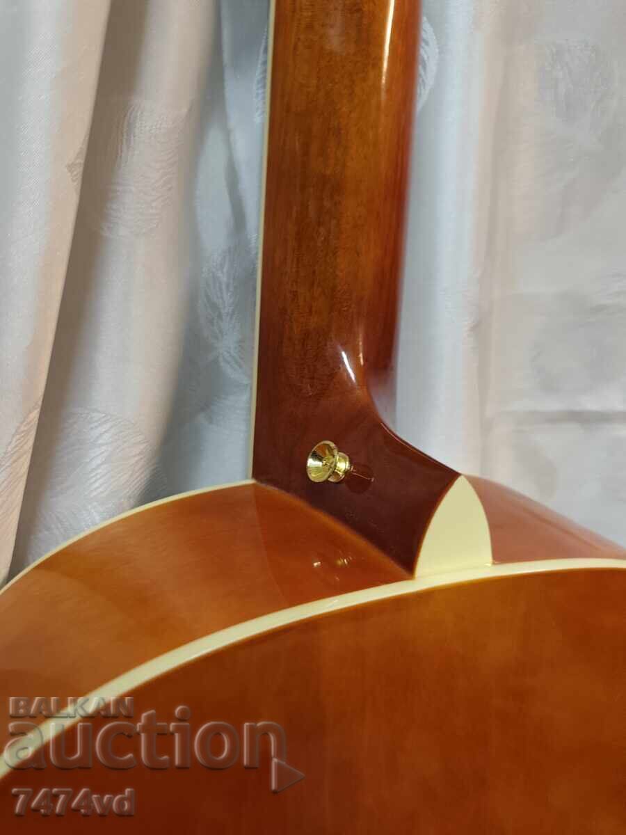 Delivery of Almeria CG-390 Classical Guitar. EXCELLENT CONDITION