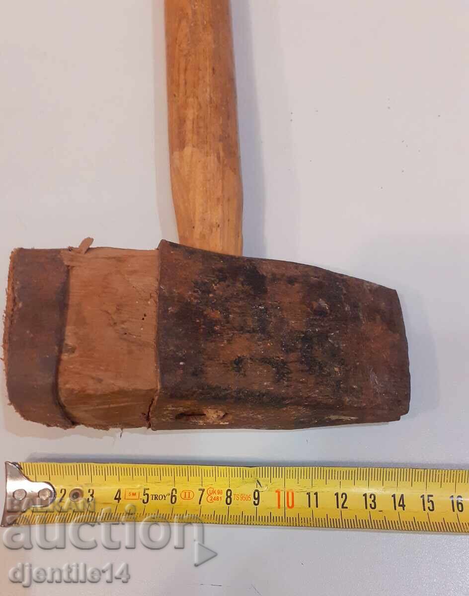 Παράδοση Σφυρί για τοποθέτηση στεφανιών