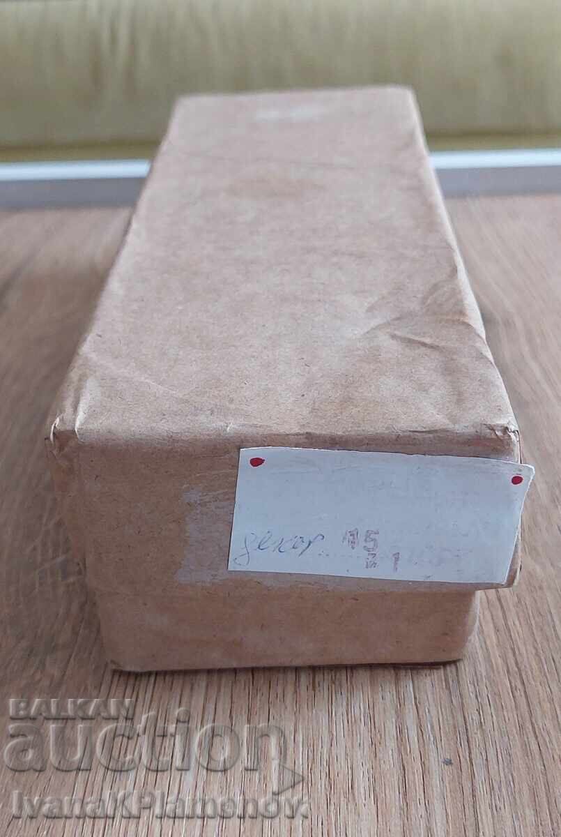 Livrarea Vază vintage din sticlă albastră cu cutia originală pentru colecționari