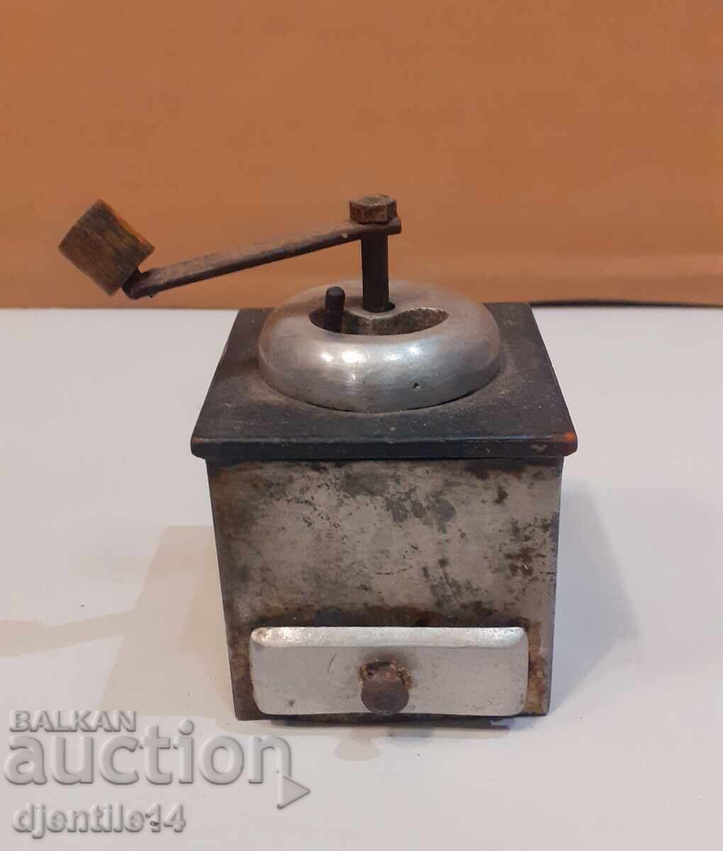 Starinen melnichka za cheren piper