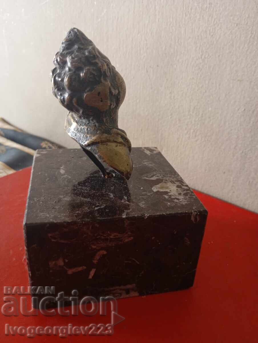 Доставка на Стар бронзов бюст на херовим