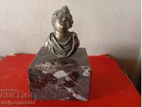 Стар бронзов бюст на херовим