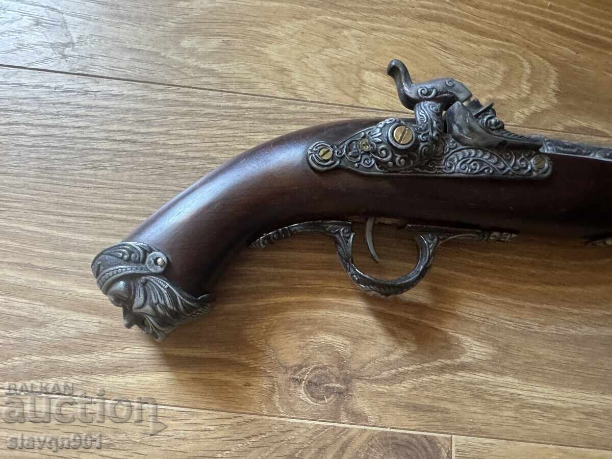 Pistol decorativ cu preț € 13.00 | 25.43 BGN