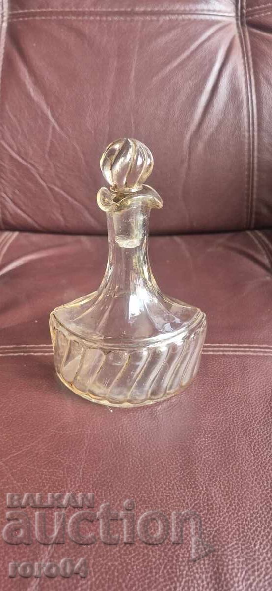 CARAFĂ