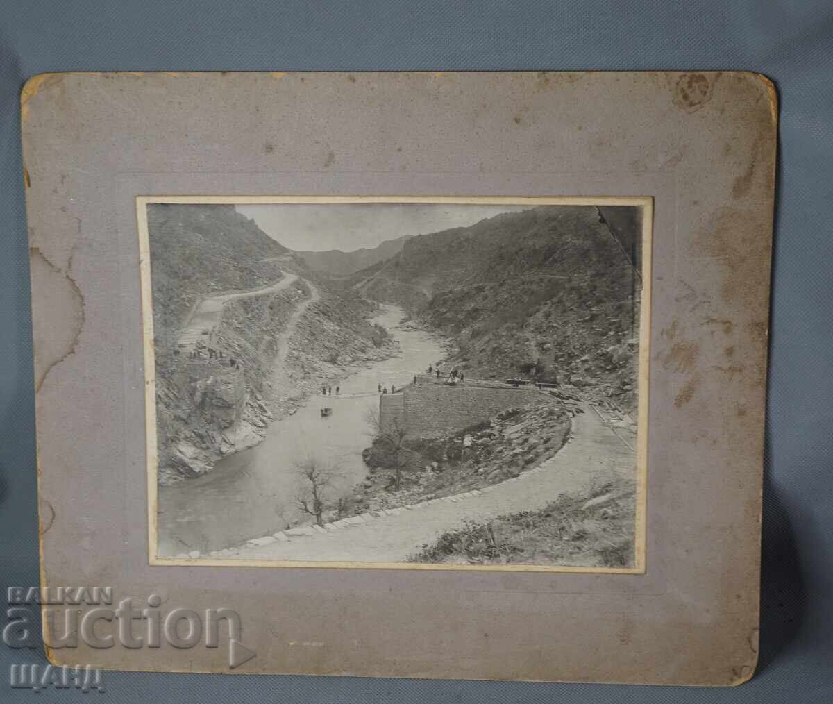 Παλιά φωτογραφία σε σκληρό χαρτόνι, η κατασκευή της γέφυρας της Κρέσνας