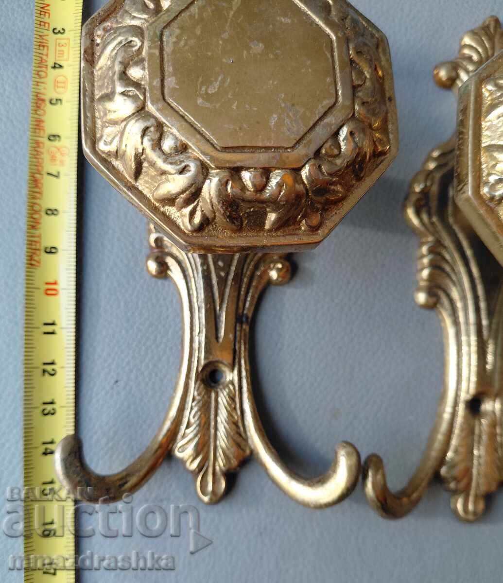 Delivery of 3 bronze hangers