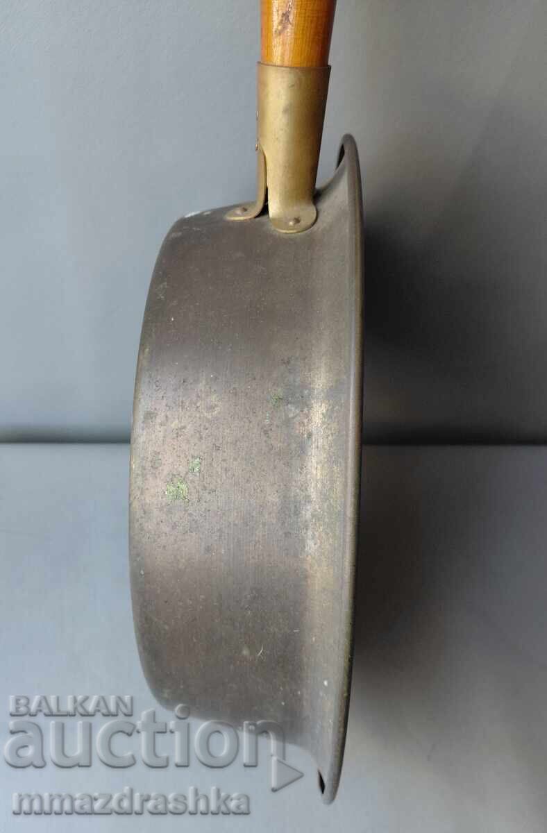 Auction  Large and very old bronze pan