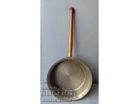 Μεγάλο και πολύ παλιό χάλκινο τηγάνι