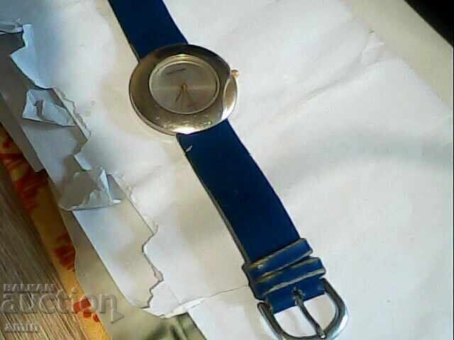 Livrarea Frumos ceas elvețian, funcționează, cu baterie nouă