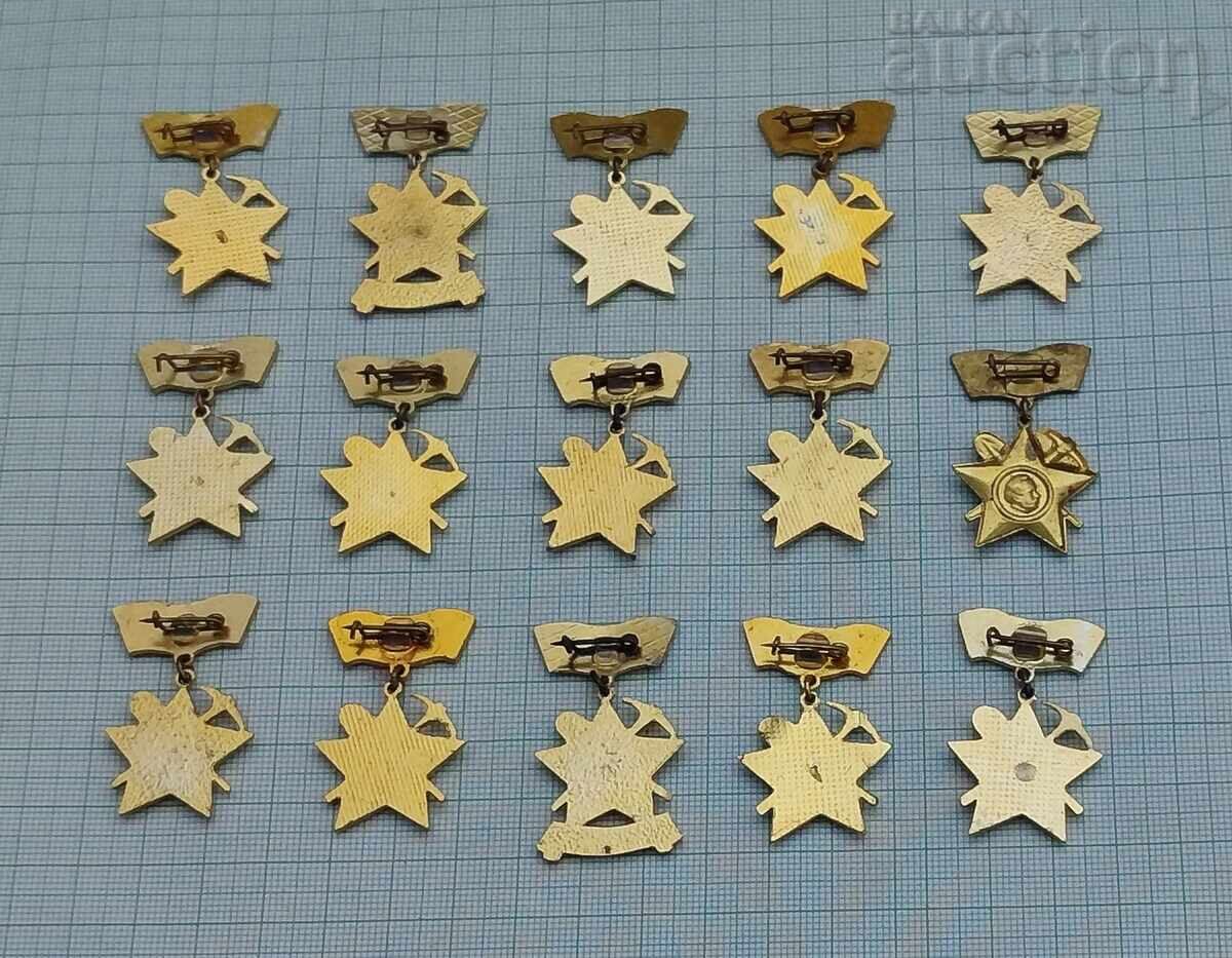 CONSTRUIM PENTRU PATRIE INSIGNE LOT 15 BUCĂȚI cu preț € 4.60 | 9.00 BGN