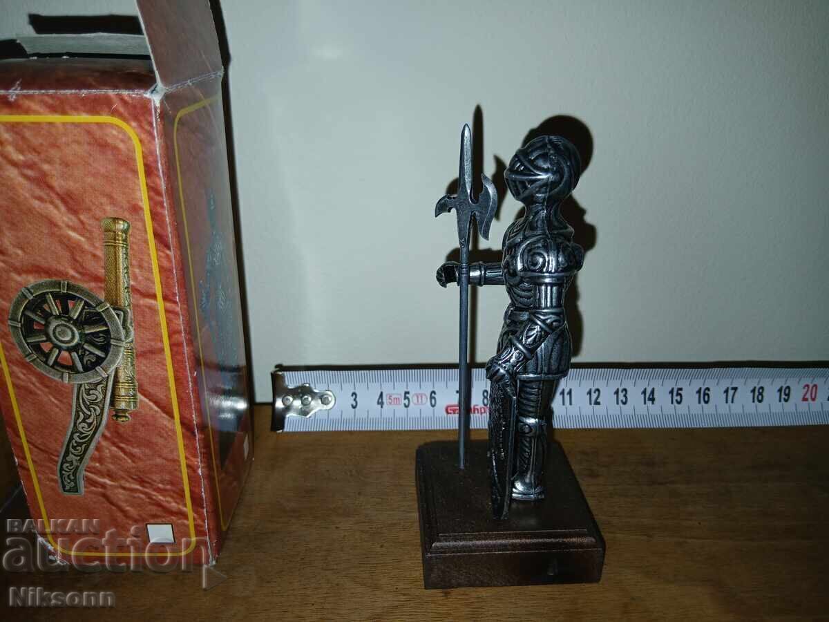 Figurină cavaler din metal alb cu preț € 1.50 | 2.93 BGN